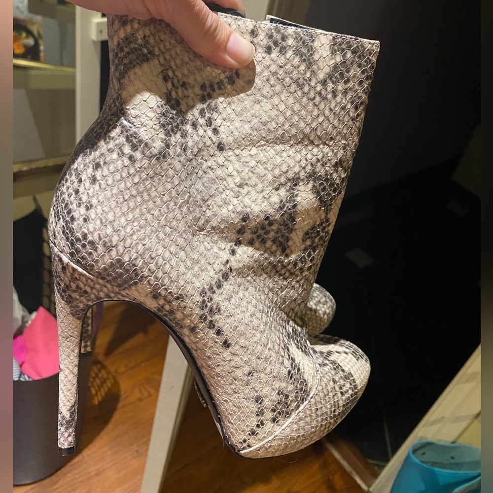 Schutz Python Booties, Euc Size 37very Minimal We… - image 2